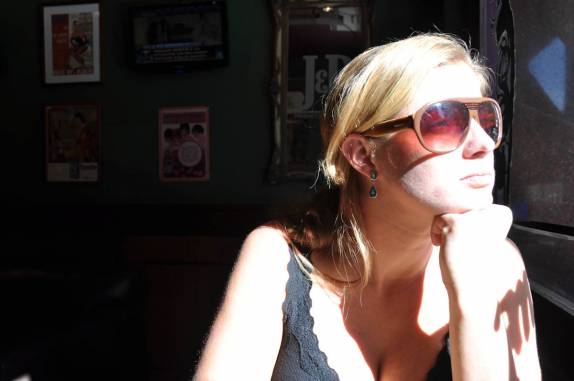 Esquentando-se ao sol em charmoso café em Salta - Argentina